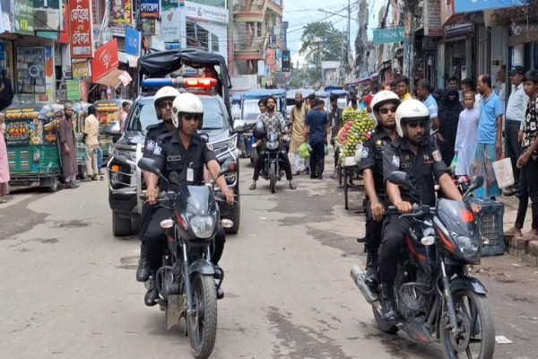 অপরাধ দমন ও আইন-শৃঙ্খলা পরিস্থিতি স্বাভাবিক রাখতে চাঁদপুরে র‍্যাব-১১ এর মহড়া