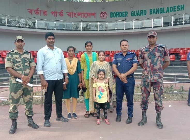ভারতে পাচার হওয়া দুই নারী-শিশুকে বেনাপোল চেকপোস্ট দিয়ে হস্তান্তর