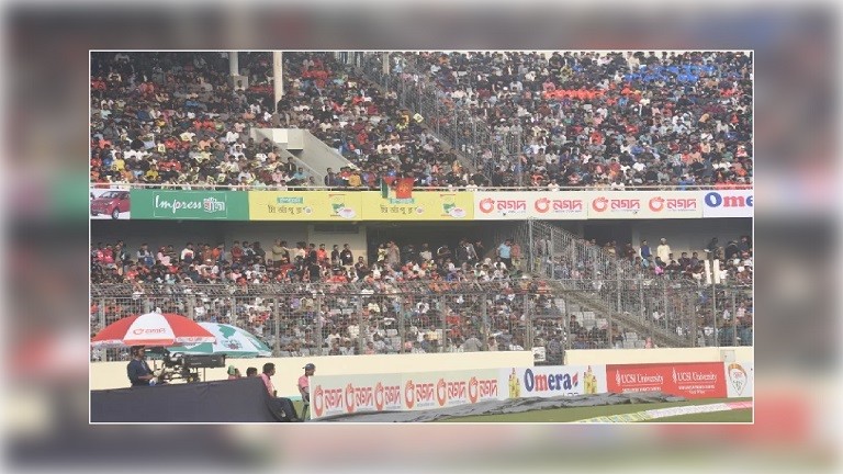 মিরপুর শেরে বাংলায় বিপিএলের প্রথম ম্যাচেই গ্যালারি ভরে গেছে দর্শকে