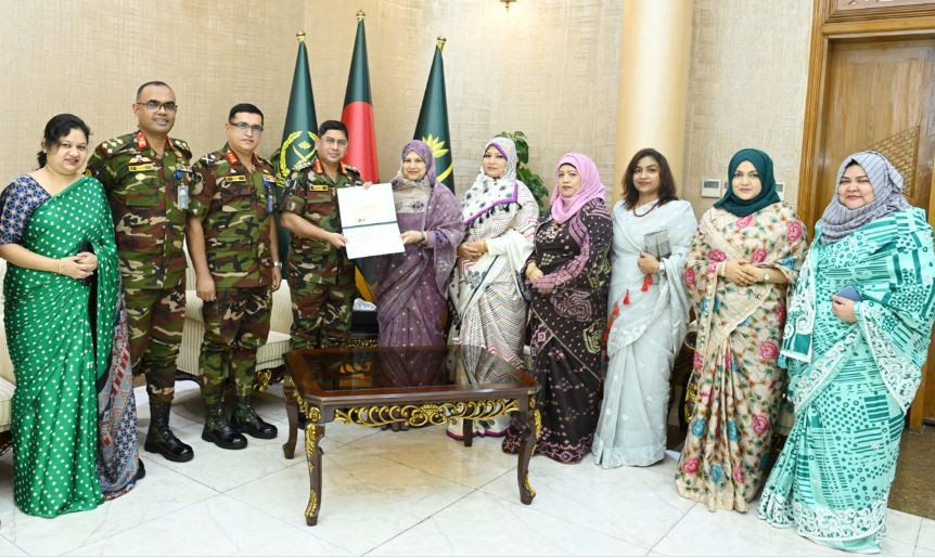 প্রধান উপদেষ্টার ত্রাণ তহবিলে বন্যার্তদের সহযোগিতার জন্য ১৫ লক্ষ টাকার অনুদান ও ত্রান সামগ্রী হস্তান্তর করল সেনা পরিবার কল্যাণ সমিতি, লেডিস ক্লাব ও চিলড্রেন ক্লাব