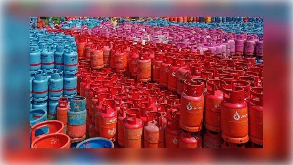 ১২ কেজি এলপিজি সিলিন্ডারের দাম এক লাফে বেড়ে ১৭২৮