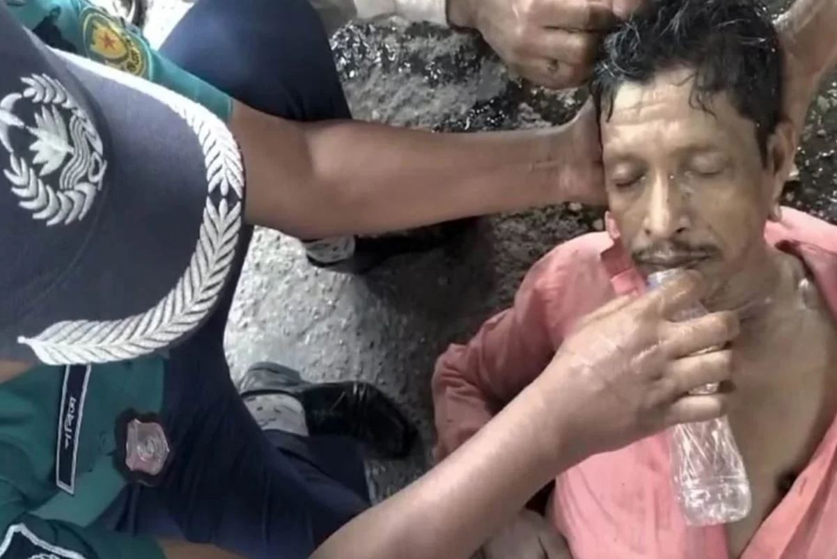 গরমে অসুস্থ হয়ে সড়কে পড়ে যান রিকশাচালক, প্রাণ বাঁচাল ট্রাফিক পুলিশ
