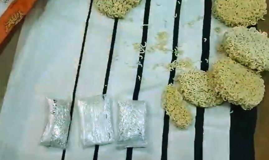 নুডলসের প্যাকেটে পাওয়া গেল সোনা-হীরা!