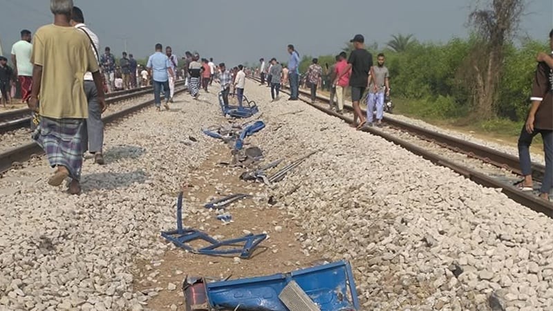 কুমিল্লায় চট্টলা এক্সপ্রেসের ধাক্কায় অটোরিকশার ৭ যাত্রী নিহত