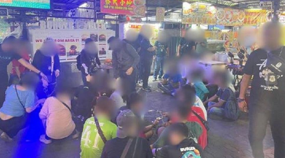 মালয়েশিয়ায় ৯ বাংলাদেশিসহ ৫৮ অভিবাসীকে আটক