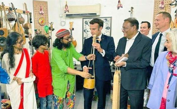 একতারা বাজানো শিখলেন ফরাসি প্রেসিডেন্ট