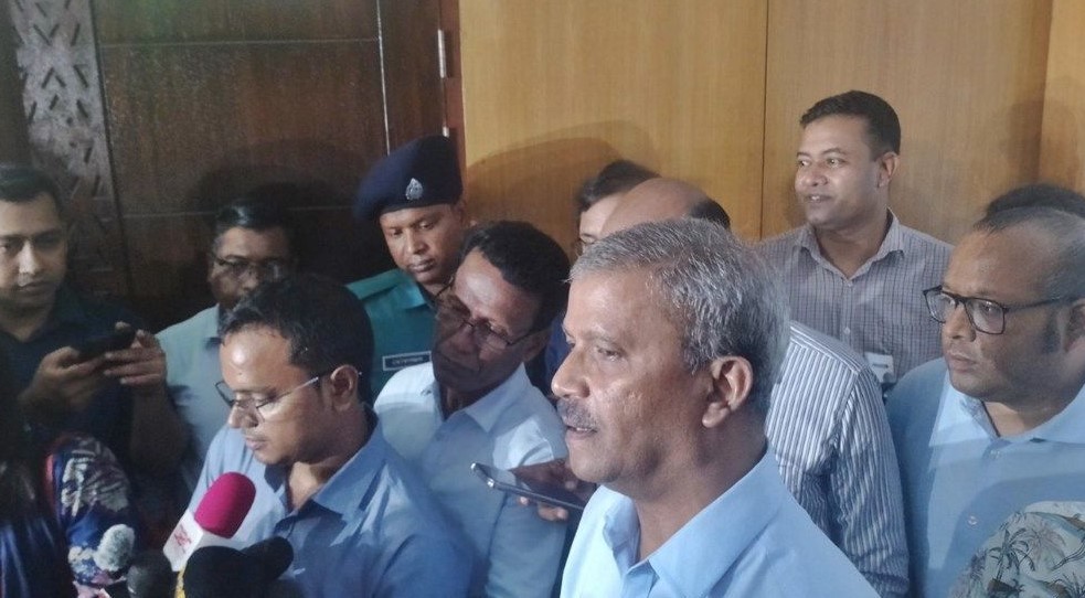 গুজব নিয়ে বিচলিত হওয়ার কিছু নেই: উপদেষ্টা আসিফ