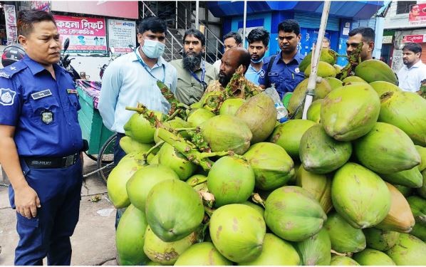 কুমিল্লায় ডাবের দোকানে ভোক্তা অধিকারের অভিযান