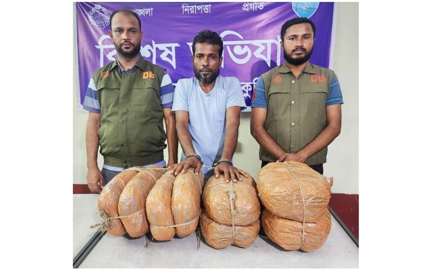 কুমিল্লায় ডিবি পুলিশের ২৪ ঘন্টা অভিযানে বিপুল পরিমাণ মাদকসহ আটক ৫