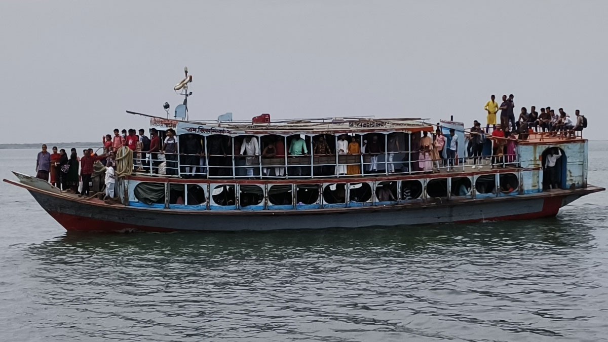 ৫১ ঘণ্টা পর দৌলতদিয়া-পাটুরিয়া নৌরুটে লঞ্চ চলাচল শুরু