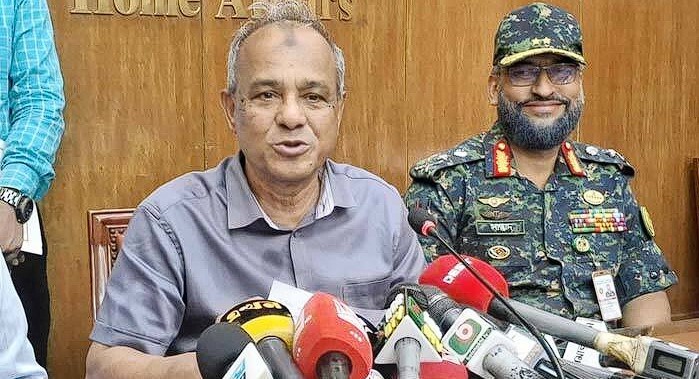 পুলিশের লুট হওয়া অস্ত্রের খোঁজ দিলে পুরস্কার মিলবে: স্বরাষ্ট্র উপদেষ্টা