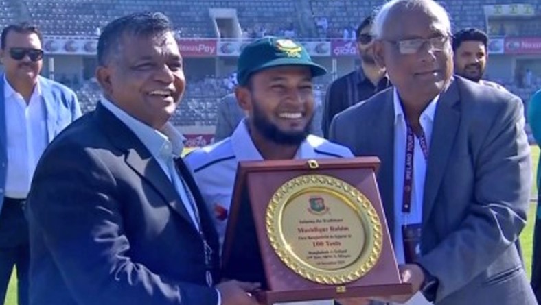 শততম টেস্টে বিশেষ সম্মাননা পেলেন মুশফিক