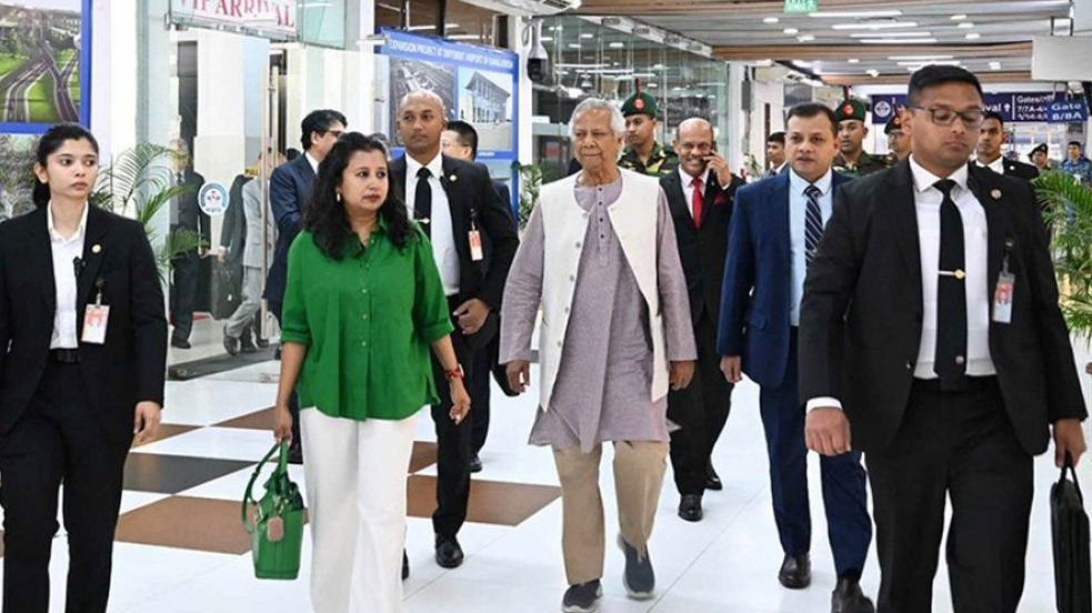 চারদিনের সফরে চীনের উদ্দেশে ঢাকা ছেড়েছেন প্রধান উপদেষ্টা