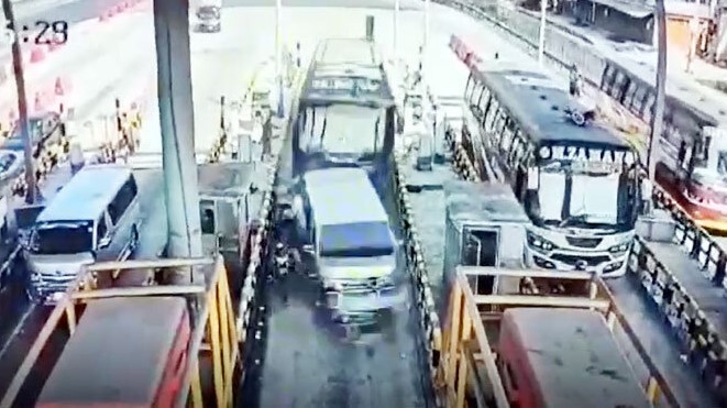 টোল প্লাজায় বেপরোয়া বাসের ধাক্কায় ৫ জন নিহত