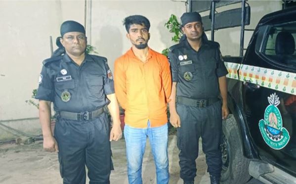 চট্টগ্রামে যাবজ্জীবন সাজাপ্রাপ্ত পলাতক আসামিকে গ্রেফতার করেছে র‌্যাব