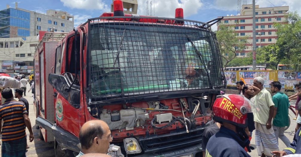 নারায়ণগঞ্জে আগুন নেভাতে যাওয়ার পথে ফায়ার সার্ভিসের কর্মীসহ নিহত ২