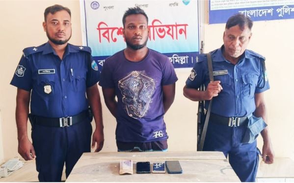 কুমিল্লায় ২ ঘন্টার মধ্যে চোরাই মালামালসহ চোরকে গ্রেফতার